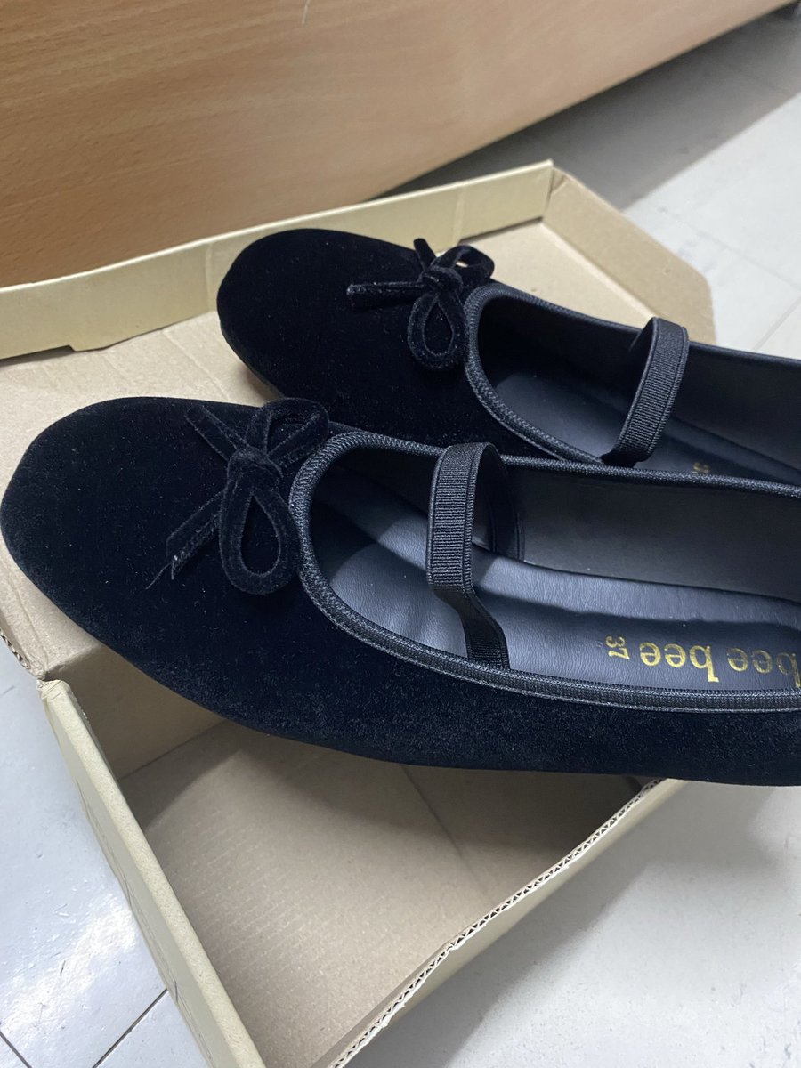 #ส่งต่อรองเท้า แมรี่เจนกำมะหยี่สีดำ ของใหม่นอนกล่องเลยค่ะ ลองใส่เฉยๆ ไม่ได้ใส่ออกข้างนอก 

Size 37 (23.5cm.) 

🌟 130 รส. ดูพต.ได้ค่า

#ส่งต่อรองเท้ามือสอง #ส่งต่อรองเท้า #รองเท้ามือสอง #ส่งต่อเสื้อผ้า #ส่งต่อเสื้อผ้ามือสอง #ส่งต่อแมรี่เจน #ส่งต่อรองเท้าแมรี่เจน