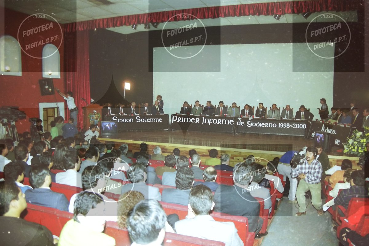 El entonces presidente municipal José María  Robles rinde su primer informe de gobierno en el cine-foro del Refugio, 1998.
Digitalización: Fototeca Digital San Pedro Tlaquepaque 
Fotos: Col. Archivo Manuel Cambre 
#Tlaquepaque #TONALA #foto #historia #Guadalajara