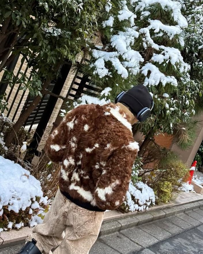 displaymob's tweet image. 옷에도 눈 내린 것 같고 어울리네 패션리더 맞네!!