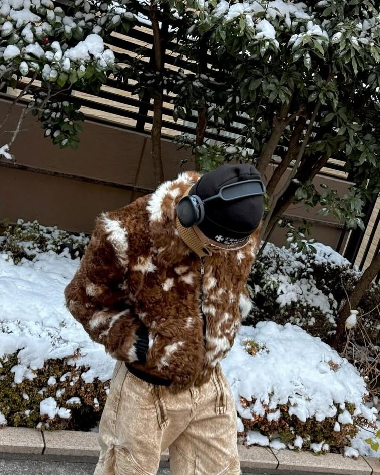 displaymob's tweet image. 옷에도 눈 내린 것 같고 어울리네 패션리더 맞네!!