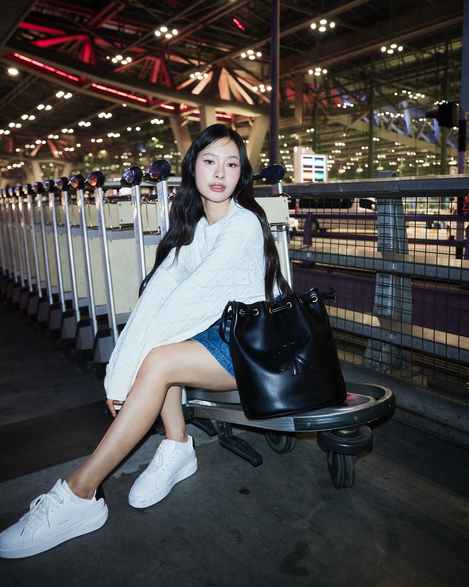 ออกเดินทาง! ส่องแอร์พอร์ตลุคของ มิ้ลค์ พรรษา <a href="/panlyyy/">Milk (มิ้ลค์)</a> ในโททัลลุคสุดเท่จาก <a href="/CalvinKlein/">calvinklein</a> ก่อนออกเดินทางสู่มหานครนิวยอร์ก เพื่อร่วมชมแฟชั่นโชว์ของ Calvin Klein Fall 2026 ในวันที่ 14 กุมภาพันธ์เวลาเที่ยงคืน (ตามเวลาประเทศไทย)

#ELLEThailand
#CalvinKleinXMilk 
#MilkPansa #CalvinKlein