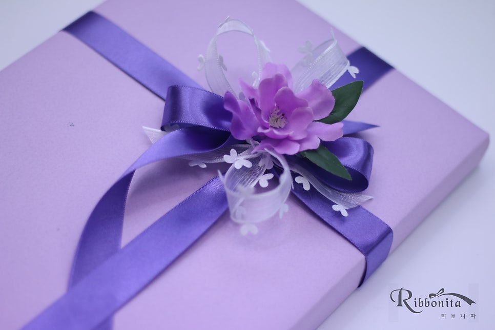 걸그룹 #있지(#ITZY) 리드래퍼, 리드댄서, 서브보컬인 #유나(#Yuna)의 생일을 축하하며 팬분들께서 올해도 #메시지북 을 제작해 리보니따를 찾아주셨어요. #선물포장 컨셉은 연보라 포장지에 청보라 리본, 화이트 하트 오간디 리본 그리고 보라톤 꽃으로 장식을 해드렸어요. m.blog.naver.com/chmik10/224177…