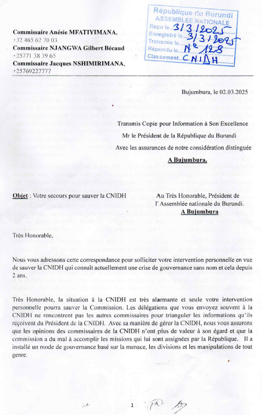 nshimajacques's tweet photo. Cher frère @VignyNimuraba, Cher Président,
J’ai pris connaissance avec une attention particulière de votre récente déclaration publique, ainsi que de la vague de commentaires qu’elle a suscitée chez les internautes. 

Depuis plusieurs années et pour des raisons de convenance personnelle, j’ai volontairement réduit ma présence sur les réseaux sociaux afin de me consacrer à l’essentiel. Toutefois, votre sortie médiatique m’impose aujourd’hui un devoir de réaction, et ce pour deux raisons objectives et légitimes. D’une part, pour avoir été votre collaborateur direct pendant six ans au sein de la CNIDH en qualité de commissaire ; d’autre part, pour avoir été votre conseiller proche, régulièrement consulté et écouté tout au long de notre premier mandat. Or, en droit comme en éthique publique, le silence face à des affirmations graves peut être interprété comme une forme d’assentiment. Je ne saurais m’y résoudre.

Vous connaissant intimement sur le plan professionnel et institutionnel, j’ai immédiatement perçu, à la lecture de votre déclaration, l’arrière-plan stratégique de votre démarche : intervenir à la veille de la 61ème session du Conseil des droits de l’homme des Nations Unies, prévue à Genève du 23 février au 31 mars 2026, dans l’objectif manifeste d’influencer négativement le processus d’évaluation de la CNIDH et d’en provoquer, coûte que coûte, sa rétrogradation. Une mission qui, certainement, se heurtera à la rigueur, à la technicité et à l'objectivité du mécanisme d’accréditation des Institutions Nationales des Droits de l’Homme.

Sur le fond, votre déclaration pèche par une exagération manifeste. Reconnaître l’existence de défis au sein du système judiciaire burundais est légitime ; affirmer, en revanche, que « la loi n’existe pas au Burundi » est juridiquement inexact. Une telle affirmation révèle soit une méconnaissance profonde des notions élémentaires de loi, de justice et d’état de droit, soit une volonté délibérée de travestir la réalité à des fins politiques.
Permettez-moi ici une précision presque pédagogique, mais nécessaire. "La loi"est une norme juridique adoptée, promulguée et publiée ;"la justice"est l’institution chargée de l’appliquer."

Confondre les deux notions revient à déclarer qu’il n’existe plus de feux de signalisation parce qu’un policier a mal régulé la circulation, une confusion pour le moins étonnante pour quelqu’un ayant passé 6 ans à veiller officiellement au respect des normes juridiques sur l’ensemble du territoire national.

Il importe de rappeler que, durant notre premier mandat, l’action de la CNIDH a été saluée tant au niveau national qu’international, conduisant à sa réaccréditation au statut A par le GANHRI, en conformité avec les Principes de Paris. Les années qui ont suivi c’était de la cacophonie (cfr cette lettre que les commissaires ont adressée au Psdt de l'Assemblée Nationale le 02.03.2025). Rappelez-vous qu’en écrivant une telle lettre, les commissaires ont pris bcp de risques en vue de sauver l'honneur de la CNIDH.

Il est dès lors inacceptable de tenter de transformer des responsabilités personnelles en une prétendue crise institutionnelle, en s’attaquant aux autorités. Vos anciens collaborateurs, nous demeurons disponibles pour témoigner le jour où la justice décidera d’examiner les faits et allégations à l’origine de votre démission.

A mon avis, la démarche la plus responsable et sage aurait été de présenter des excuses au peuple burundais pour avoir, à un moment donné, failli à la mission confiée de protéger les vulnérables, de plaider en faveur des victimes des violations des DH, de conseiller loyalement les autorités en matière des DH et d'incarner un leadership responsable, rassembleur et exemplaire. @CNIDH_Bdi @Ganhri1 @UNHumanRights