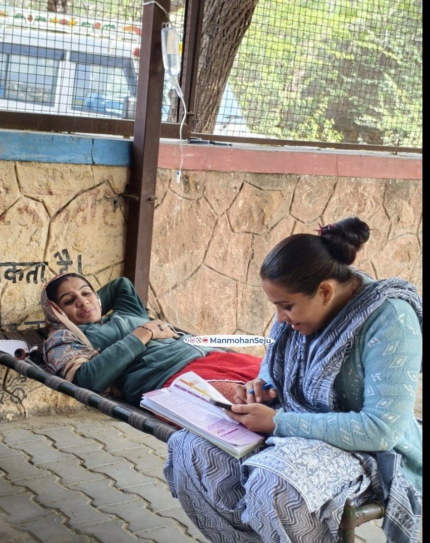 #बाड़मेर के ग्रामीण इलाकों में चिकित्सा सुविधाओ के यह हालत है...न तो डॉक्टर मिलते है और न ही अन्य कार्मिक,150 से अधिक ओपीडी वाले बामणोर CHC में आने वाले मरीजों को टीनशैड के नीचे टूटी खाट पर इलाज किया जा रहा है,लोहे की पाइप से टांगकर ड्रिप चढ़ाई जा रही है <a href="/RajCMO/">CMO Rajasthan</a> <a href="/DIPRRajasthan/">सूचना एवं जनसम्पर्क विभाग, राजस्थान सरकार</a>