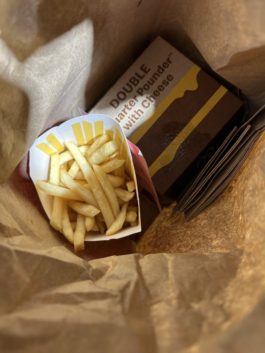 BullyUggly's tweet photo. @doordash. So you’re satisfied with this bullshit? Make this right. Not even half the amount of fries I supposed to get. Make this right 🤬🤬🤬🤬 https://t.co/QX6Q2SxEq2