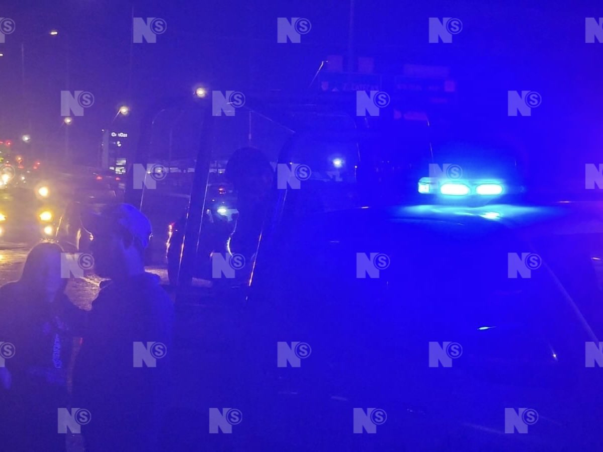 nSaltillo's tweet photo. Un conductor se impactó contra un objeto fijo sobre el periférico Luis Echeverría Álvarez (LEA) e intentó darse a la fuga para evadir su responsabilidad; sin embargo, fue detenido por elementos de la Policía Preventiva.

El responsable, a quien se le localizaron envases de cerveza en su unidad, tripulaba un vehículo Lincoln y circulaba de sur a norte por dicha vialidad. Al descender el puente de J. Mery perdió el control del automóvil y terminó estrellándose contra un poste.

Debido a las lesiones que presentó, se solicitó el apoyo de una ambulancia, arribando al lugar paramédicos de la Cruz Roja; no obstante, el sujeto se tornó agresivo con el personal de la institución humanitaria e intentó huir del sitio, siendo asegurado metros más adelante por los oficiales.

La unidad fue asegurada y remolcada a un corralón, ya que el conductor deberá responder por los daños ocasionados, así como por diversas infracciones.
#Saltillo