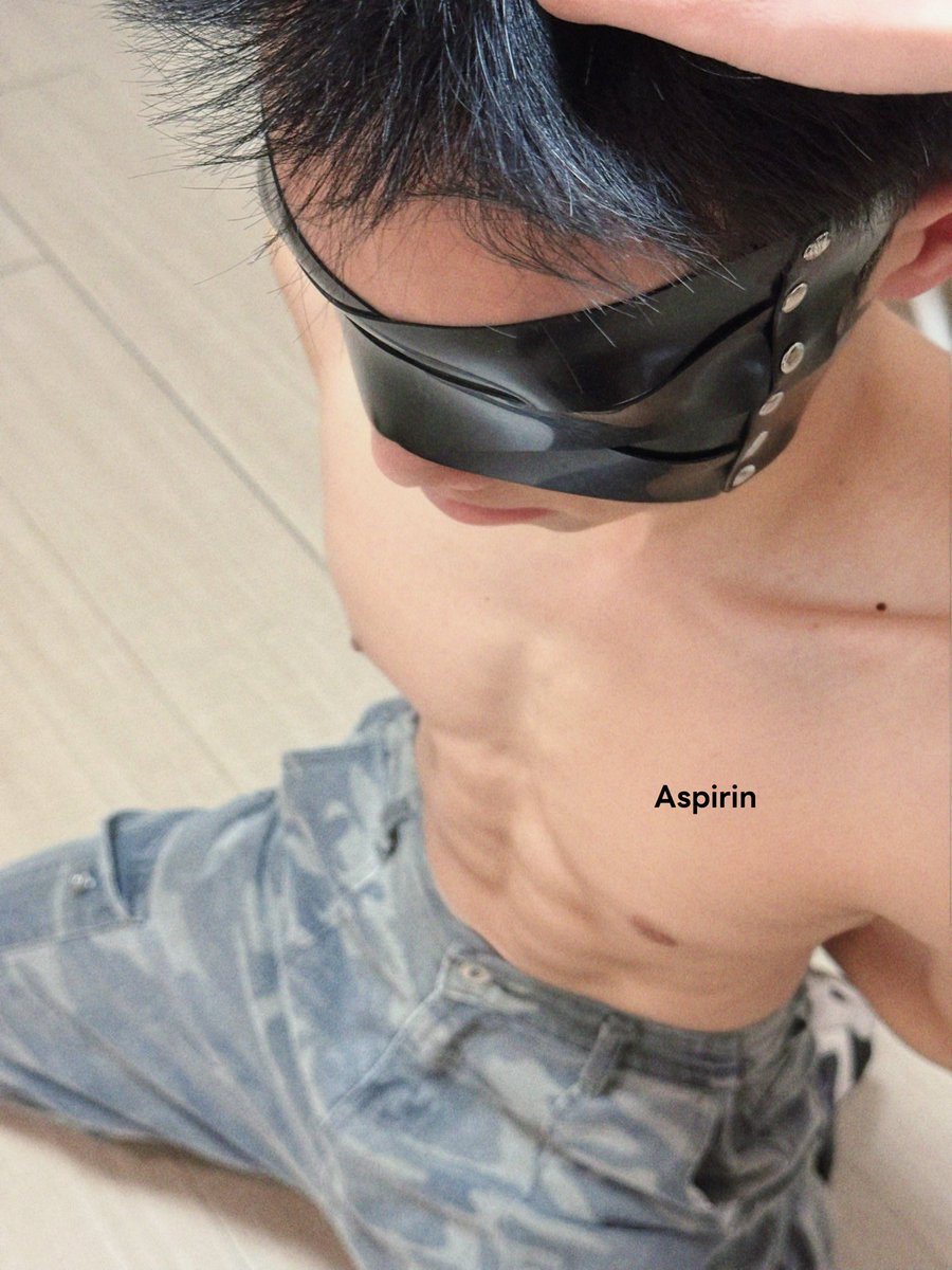 Aspirin_sss's tweet photo. 【伪s篮球队队长】预告🎬篇
篮球队🏀队长人前威风凛凛，但私下里其实是一条被我锁🔒了两周的贱狗。没用的废狗这次又输球了，不仅没能获得自由射精的权利，还要乖乖过来找我上交权限。不过等着他的可不只有上🔒这么简单… https://t.co/jmJ6EdGei6