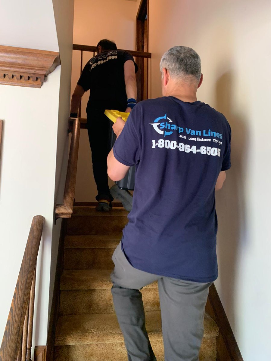 sharpvanlines's tweet image. Another day, another workout—Sharp Van Lines style 💪🚚

#SharpVanLines #NYCMovers #MovingDay #HeavyLifting #ProfessionalMovers 🏋️‍♂️📦🚛