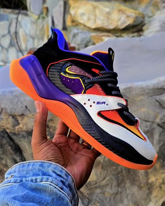 CURRY WATCH: Steph pulled up wearing the SIA Collective EVO Bounce “Chuck” tonight 👀 <a href="/StephenCurry30/">Stephen Curry</a> <a href="/sia_collective/">Devlin Carter</a>