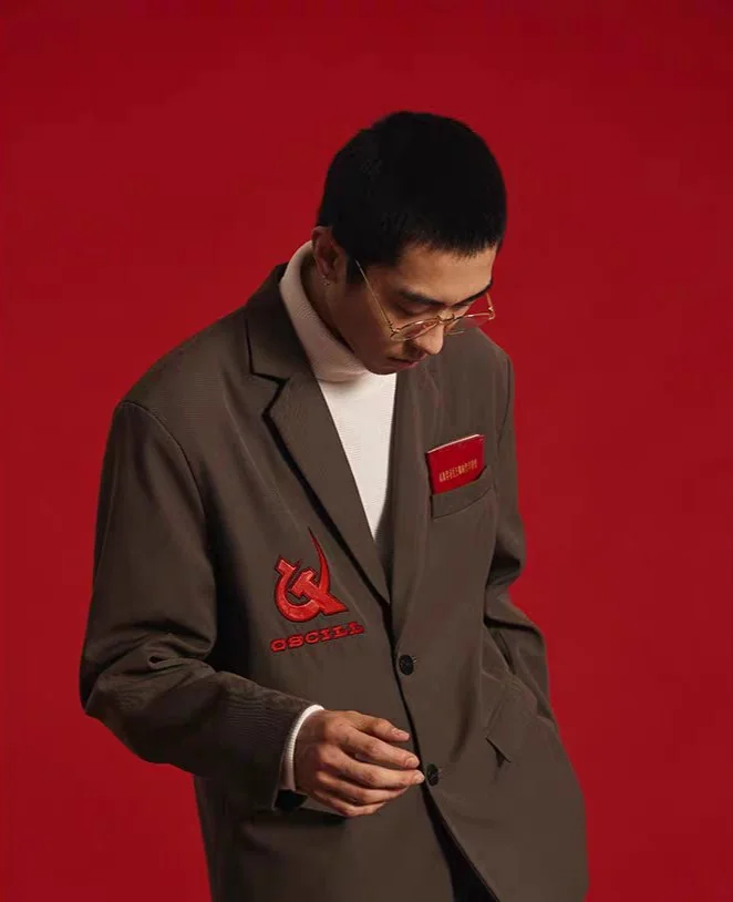 Archivos_ag's tweet photo. La marca de ropa china OSCill sacó ropa con temática comunista

Los chinos van a seguir reivindicando a mucha honra su movimiento, y los comunistas occidentales completamente marginales junto a los capitalistas van a indignarse. https://t.co/xLZF1DXO2H
