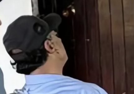 Tiene la cara remangada, o sea que sí es él