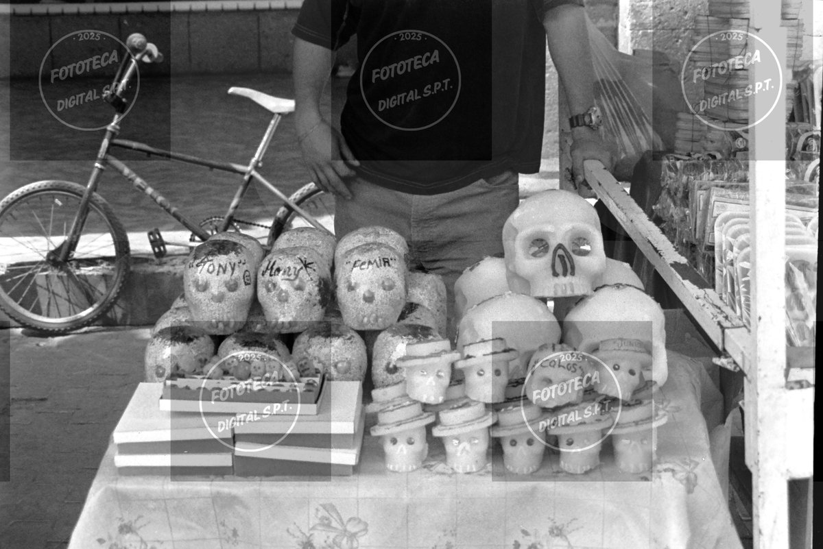 Venta de calaveritas de azúcar en los portales de Tlaquepaque, noviembre 1998.
Digitalización: Fototeca Digital San Pedro Tlaquepaque 
Fotos: Col. Archivo Manuel Cambre 
#Tlaquepaque #TONALA #foto #historia #Guadalajara