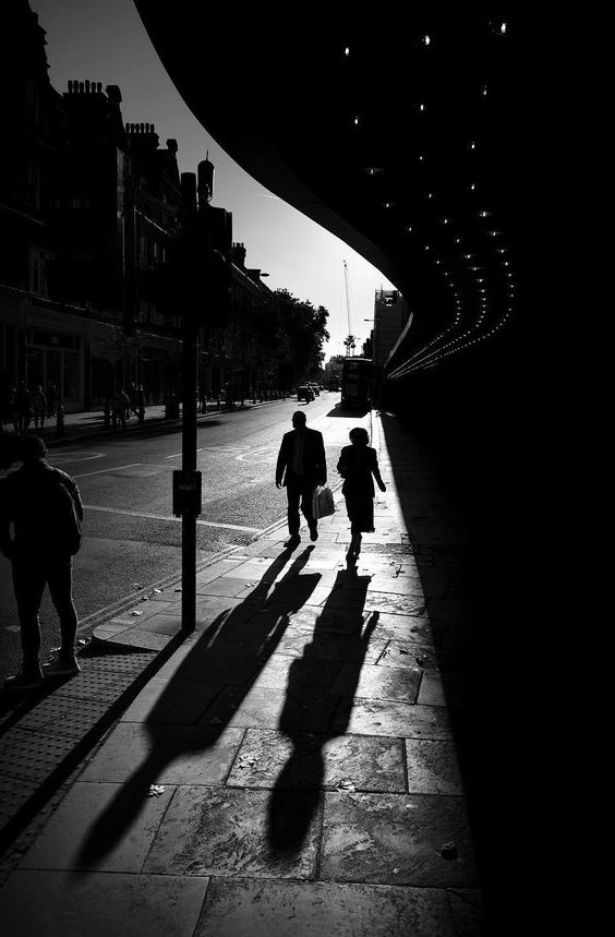 eyeonaxis's tweet photo. Long shadows in London, England | Alan Schaller https://t.co/jwVTduYDhP