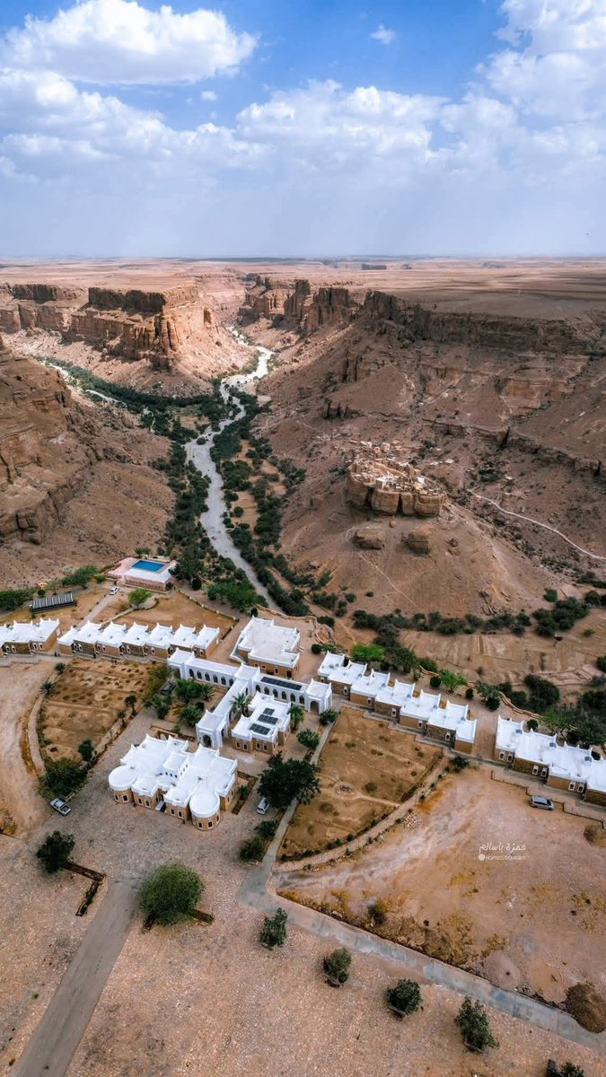 لوحة فنية في قلب وادي دوعن - حضرموت🌴
بين شموخ الجبال وعراقة التاريخ، يتربع "منتجع بقشان السياحي" كأيقونة معمارية فريدة. ✨ بتصميمه المبتكر الذي يحاكي "طائرة شراعية" تستعد للتحليق، يطل المنتجع على مشهد يخطف الأنفاس لقرية "حيد الجزيل" المعلقة بشموخ فوق الصخرة، حيث يلتقي وادي عقرون