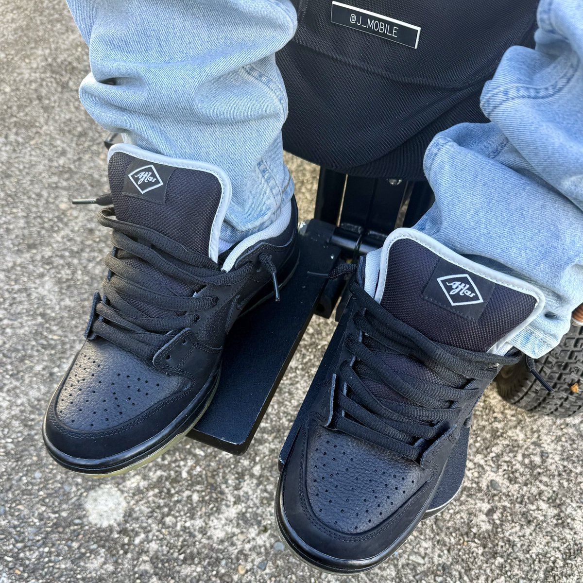 j_mobile's tweet image. #BHMKOTD5 @JerLisa_Nicole
Day 9 - Say It Loud
Atlas x  Nike Dunk SB “35mm” (2016)
All black, materials mimicking the leather on a 35mm camera, photographs in the clear outsole, &amp;amp; SUPER limited at only 1000 pairs. Picture perfect! Corny, I know 🤣
#kotd #wdywt #yoursneakersaredope