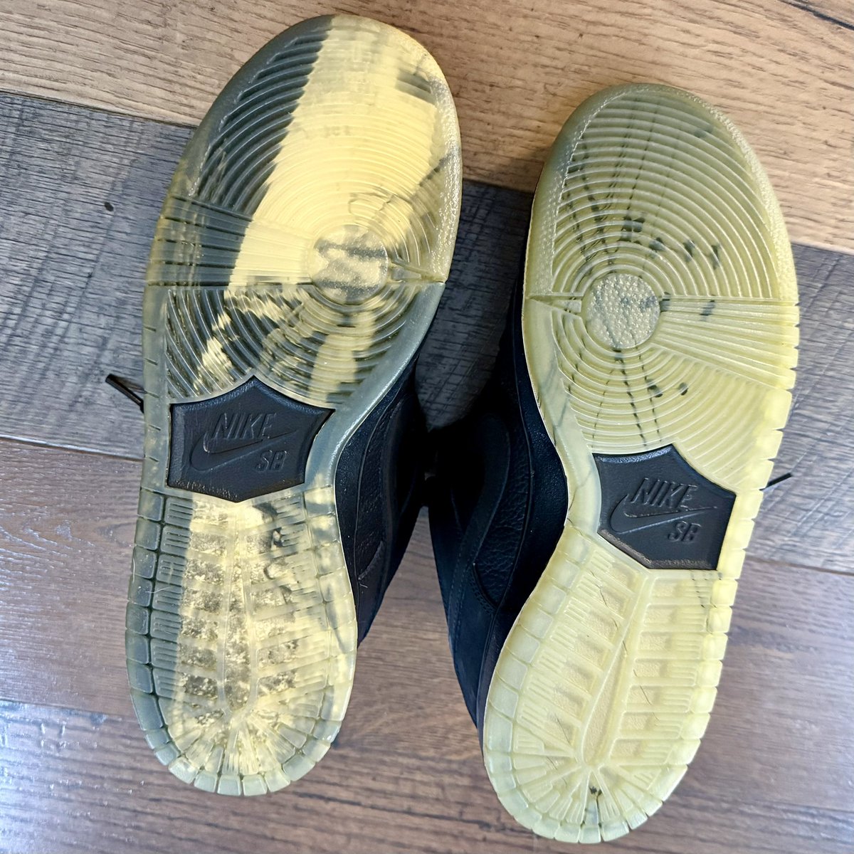 j_mobile's tweet image. #BHMKOTD5 @JerLisa_Nicole
Day 9 - Say It Loud
Atlas x  Nike Dunk SB “35mm” (2016)
All black, materials mimicking the leather on a 35mm camera, photographs in the clear outsole, &amp;amp; SUPER limited at only 1000 pairs. Picture perfect! Corny, I know 🤣
#kotd #wdywt #yoursneakersaredope