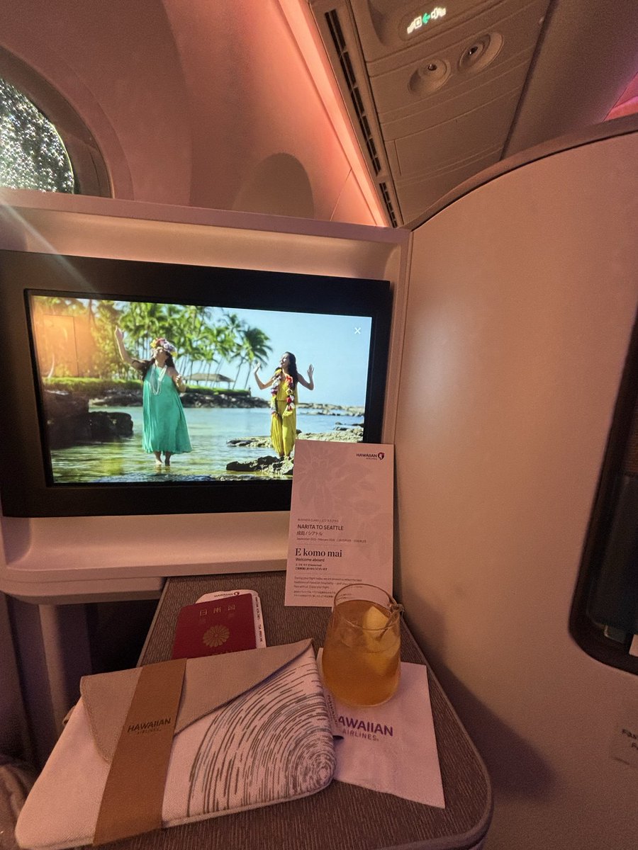gocciag147777's tweet image. ⭕️V&amp;amp;V:HA🌺824/NRT✈︎SEA❷機内食

・ウェルカムドリンク🥃はマイタイ
・機内食は日本発🇯🇵和食🍱をチョイス
意外にも美味しく😋完食
・お味噌汁の塩味が強く感じられますた🧂
・緑茶🍵&amp;amp;日本酒🍶Sake
・ワゴン🈂️はチーズ&amp;amp;フルーツ🍇

📍POPは少な目に、色々機内呑兵衛してますた