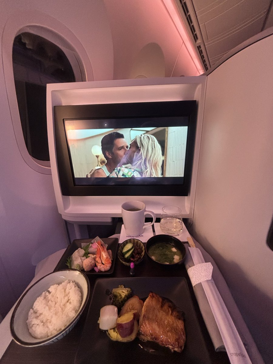 gocciag147777's tweet image. ⭕️V&amp;amp;V:HA🌺824/NRT✈︎SEA❷機内食

・ウェルカムドリンク🥃はマイタイ
・機内食は日本発🇯🇵和食🍱をチョイス
意外にも美味しく😋完食
・お味噌汁の塩味が強く感じられますた🧂
・緑茶🍵&amp;amp;日本酒🍶Sake
・ワゴン🈂️はチーズ&amp;amp;フルーツ🍇

📍POPは少な目に、色々機内呑兵衛してますた
