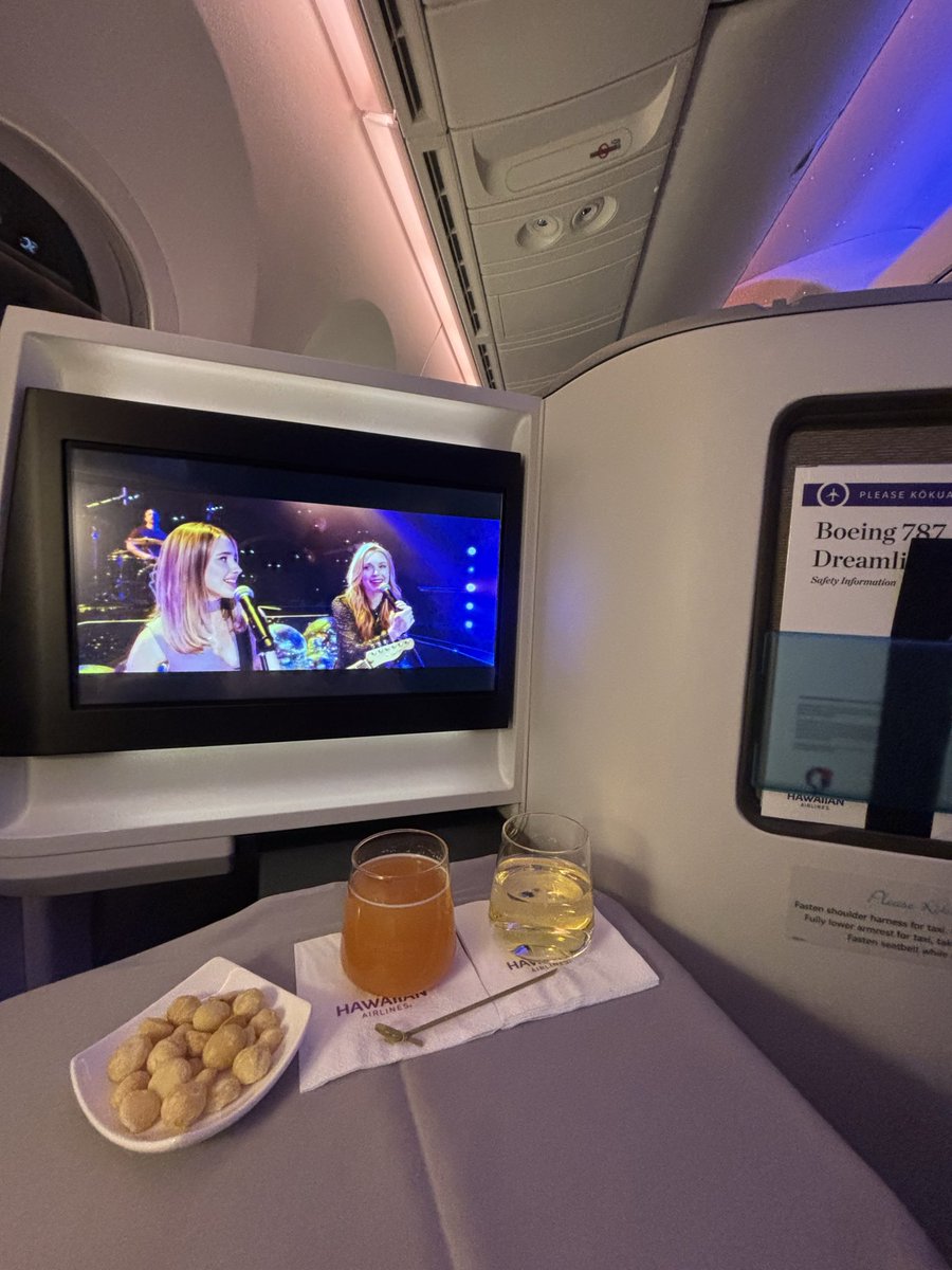 gocciag147777's tweet image. ⭕️V&amp;amp;V:HA🌺824/NRT✈︎SEA❷機内食

・ウェルカムドリンク🥃はマイタイ
・機内食は日本発🇯🇵和食🍱をチョイス
意外にも美味しく😋完食
・お味噌汁の塩味が強く感じられますた🧂
・緑茶🍵&amp;amp;日本酒🍶Sake
・ワゴン🈂️はチーズ&amp;amp;フルーツ🍇

📍POPは少な目に、色々機内呑兵衛してますた