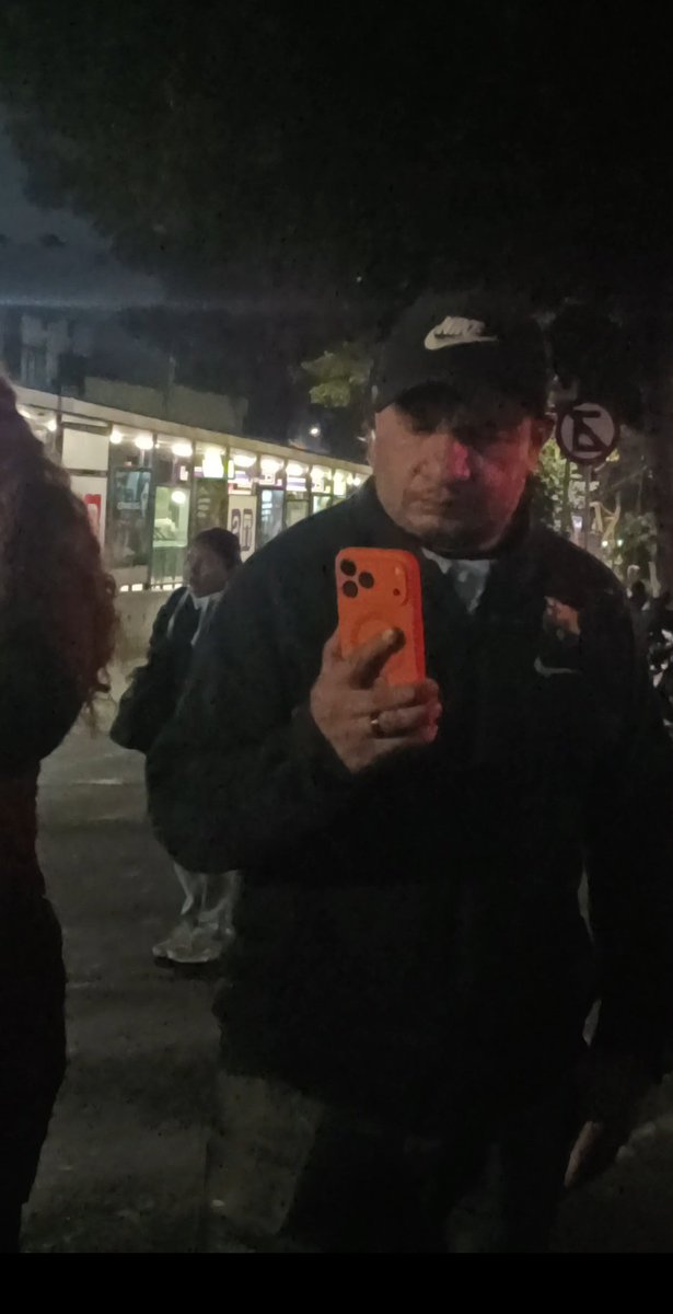 Rojisah's tweet photo. @ChumelTorrees @PartidoMorenaMx @Ceci_vadillo @ClaraBrugadaM En vez de grabar, ponte a ayudar. #MHLibre #TabeNoNosVendas https://t.co/16phNSyvOI