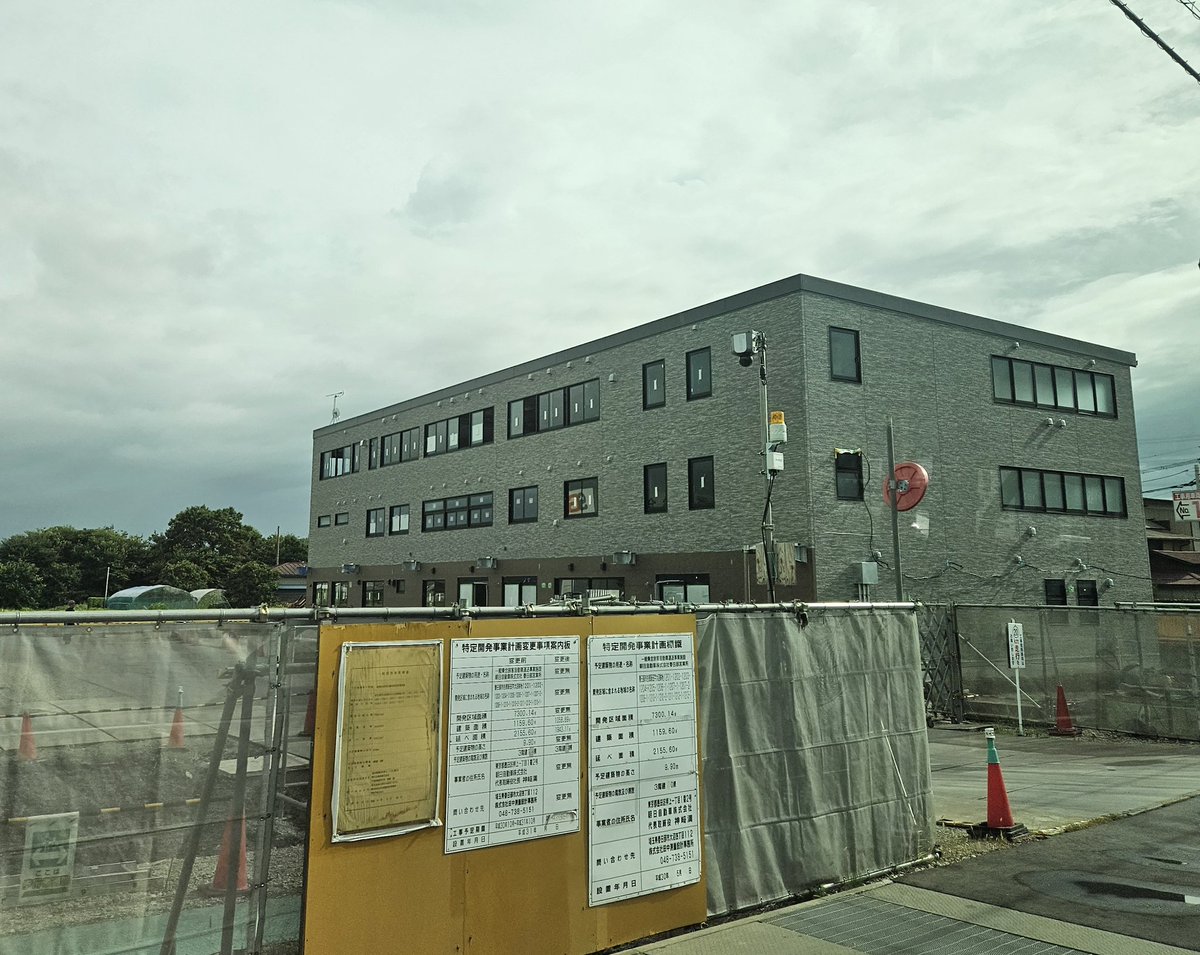 asahibus.jp/news/1407.html
春日部市は秀和総合病院横の【朝日自動車 春日部営業所】予定地とされていた場所、営業所に先行してまさかの朝日自動車の本社事務所移転が告知されました、営業所含めた今後の再編の行方は未だ未知数ですが 埼玉東部のバス交通の新たな拠点として御繁栄に期待です！