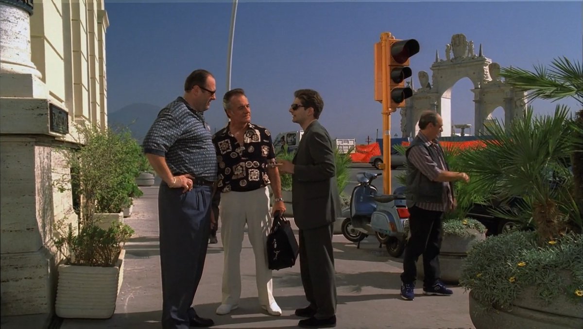 LudusPolitikos's tweet image. Hay un episodio majestuoso en "The Sopranos". Los italoamericanos se sienten muy italianos, muy orgullosos de su herencia.

Al ir a Italia, se dan cuenta que son más americanos que italianos, sólo hablan inglés, y los italianos de verdad los ven como animales sin cultura.