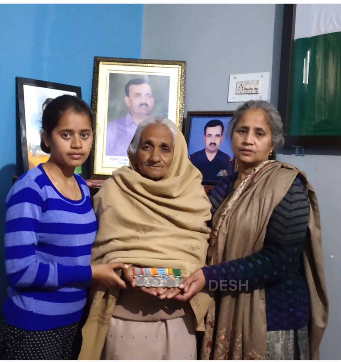 37VManhas's tweet image. mother
wife
daughter

have lost their loved one and are left with a #Tiranga some photographs and few medals to look upon. Homage to

HON LT Madan LAL CHOUDHARY
1 JAKLI #IndianArmy

on his balidan diwas today.
Son is serving father’s Unit.
#FreedomisnotFree a few pay #CostofWar.