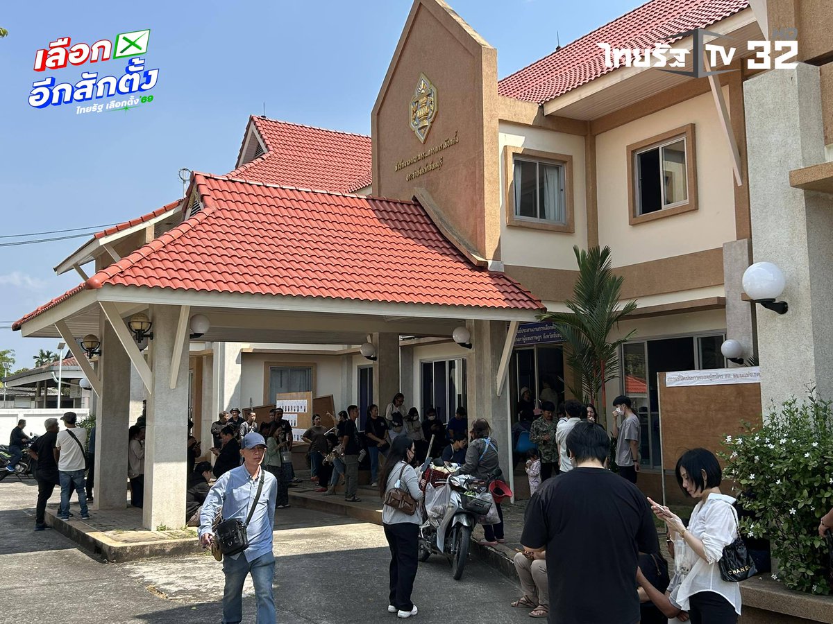 Thairath_TV's tweet image. ระอุ! มวลชนรวมตัว กกต.จันทบุรี จี้รับผิดชอบ-เรียกร้องนับคะแนนใหม่
.
10 กุมภาพันธ์ 2569 : กลายเป็นประเด็นร้อนบนโลกโซเชียล หลังผู้ใช้เฟซบุ๊กรายหนึ่งโพสต์ภาพบรรยากาศความวุ่นวายบริเวณสำนักงานคณะกรรมการการเลือกตั้ง (กกต.) ประจำจังหวัดจันทบุรี…