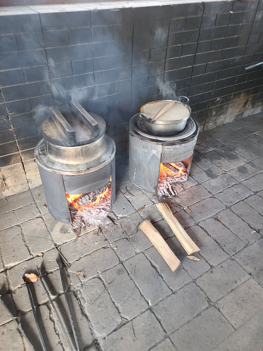 machida_green's tweet photo. 2月1日（日）、みどりのコーディネーター養成講座1日目を実施しました。
当日はお天気にも恵まれ、ひなた村の里山の自然の中、講師の塚原氏の引率のもと、参加者の皆さんと共にさまざまな体験にチャレンジしました。
落ち葉溜めへのダイブ、山でお昼寝、薪に火をくべての炊事など…。さてその意図は？ https://t.co/rF6uPXI8UY