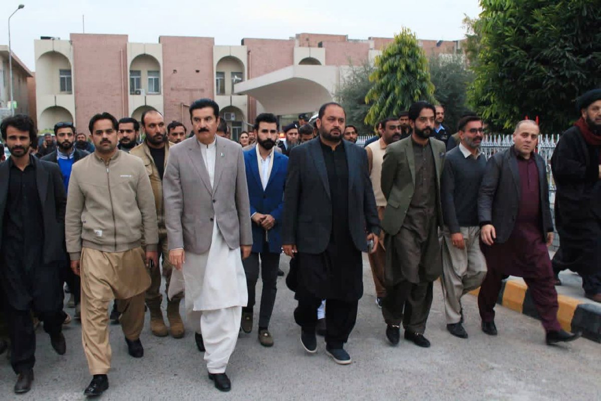 (اسلام آباد) - گورنر (کے پی کے) فیصل کریم کنڈی نے پمز ہسپتال میں ترلائی دھماکے کے زخمیوں کی عیادت کی۔ اس موقع پر پی ایس ایف راولپنڈی ڈویژن کی ٹیم بھی ہمراہ تھی۔ #PPP