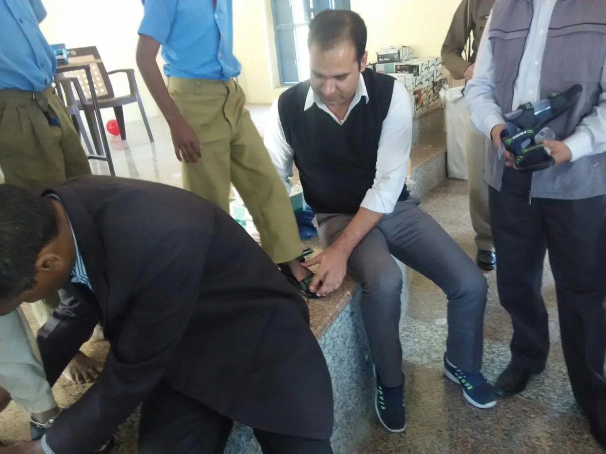 🚨 Meet IAS Jitendra Kumar Soni: Stopped 1.5 lakh kids from walking barefoot to school by providing free footwear.

In 2015, as Collector of Jalore, IAS Jitendra Kumar Soni saw children walking barefoot in winter. Torn slippers. Freezing mornings. No protection.

That moment led