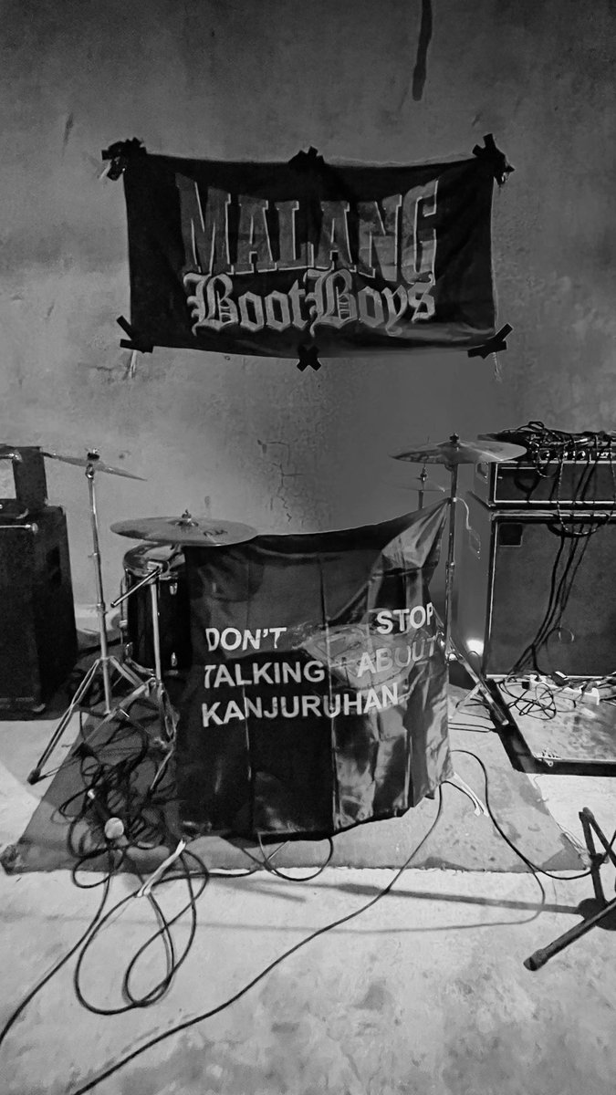 Amin_Hammers's tweet image. Don’t stop talking about Kanjuruhan, never forget 135+ soul while stay ignored and still no justice! 

#1312forever #ACAB #KanjuruhanMassacre #135+  #MalangBootboys