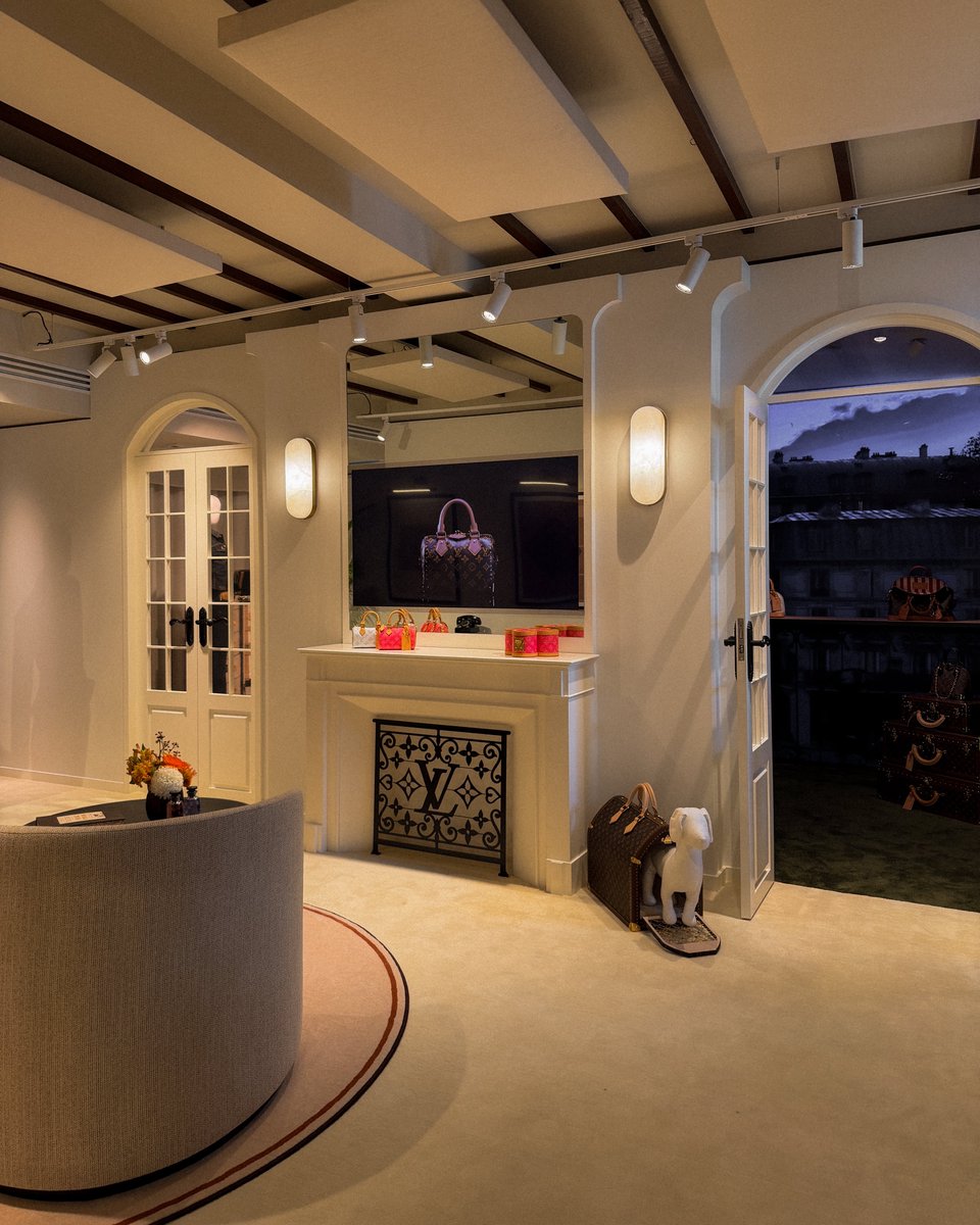 Louis Vuitton Hotel Bangkok 🏢👜🧳 : พามาชมสถานที่จริงของ LV Hotel ซึ่งตั้งอยู่ย่านเยาวราชครับ ความเจ๋งคือนี่เป็นครั้งแรกของไทยและที่เดียวในเอเชียตะวันออกเฉียงใต้เลยที่ได้ร่วมเปิดประตู Louis Vuitton Hotel งานนี้จะเป็นป็อปอัพแบบอิมเมอร์ซีฟเพื่อฉลองครบรอบ 130 ปี ลาย Monogram