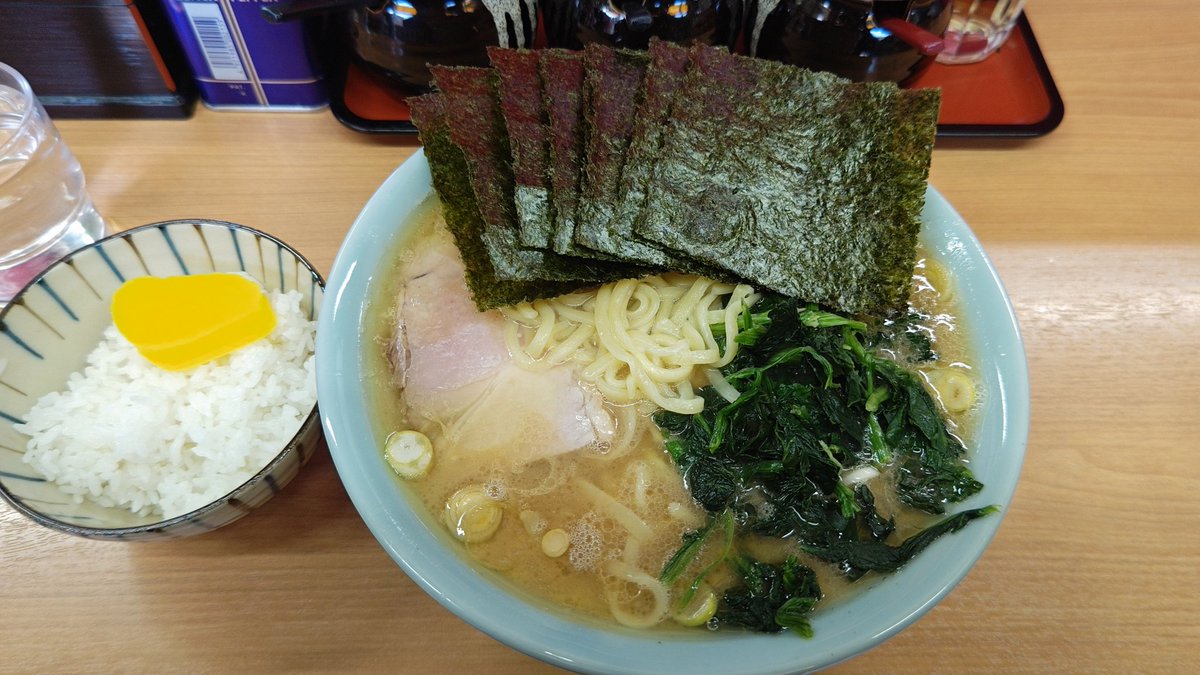 お昼は久しぶりの家系ラーメンです。