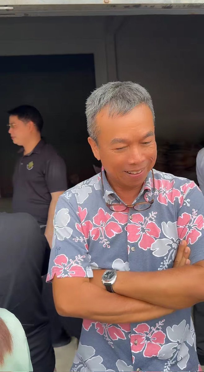คุณพี่ชาวจันทบุรีเสื้อลายดอกถามจนทว่า อาคารเก็บหีบที่พาประชาชนมาดูเนี่ย มีเอกสารยืนยันสถิติการเข้า-ออกอาคารมั้ย? จนทกกต.เสื้อดำตอบชัดเจน "ไม่มีครับ" 
พี่แกอึ้งเลย อาคารเก็บของสำคัญนะโว้ยยย

❌️จันทบุรีหีบยังมาไม่ครบ แต่มีคะแนนลงเว็บ❌️ 
#จันทบุรี #นับใหม่ทั้งประเทศ