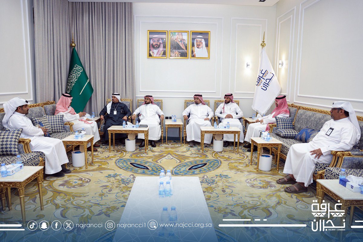 najrancci's tweet photo. #خبر ||

استقبل أمين عام #غرفة_نجران أ.إبراهيم بن عبدالله آل منصور
 في مجلس رجل الأعمال أ. علي القاضي، مدير عام فرع بنك التنمية الاجتماعية بمنطقة #نجران أ. محفوظ عسيري وعدد من منسوبي البنك، حيث جرى خلال اللقاء مناقشة عدد من البرامج والمبادرات التي يقدمها البنك، إضافة إلى بحث سبل تعزيز التعاون بين الجانبين بما يخدم رواد ورائدات الأعمال في المنطقة، ويدعم مسارات التنمية الاقتصادية والاجتماعية.
وتناول اللقاء استعراض الفرص المتاحة لتمكين قطاع الأعمال، وآليات دعم المشاريع الناشئة والصغيرة، إلى جانب بحث المبادرات التي تسهم في تعزيز المسؤولية الاجتماعية، وتحقيق مستهدفات التنمية المستدامة في نجران