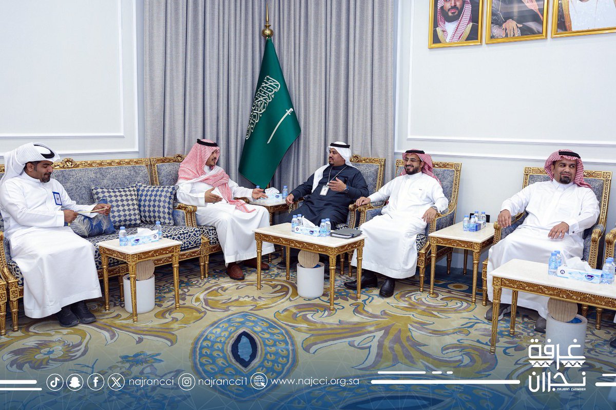 najrancci's tweet photo. #خبر ||

استقبل أمين عام #غرفة_نجران أ.إبراهيم بن عبدالله آل منصور
 في مجلس رجل الأعمال أ. علي القاضي، مدير عام فرع بنك التنمية الاجتماعية بمنطقة #نجران أ. محفوظ عسيري وعدد من منسوبي البنك، حيث جرى خلال اللقاء مناقشة عدد من البرامج والمبادرات التي يقدمها البنك، إضافة إلى بحث سبل تعزيز التعاون بين الجانبين بما يخدم رواد ورائدات الأعمال في المنطقة، ويدعم مسارات التنمية الاقتصادية والاجتماعية.
وتناول اللقاء استعراض الفرص المتاحة لتمكين قطاع الأعمال، وآليات دعم المشاريع الناشئة والصغيرة، إلى جانب بحث المبادرات التي تسهم في تعزيز المسؤولية الاجتماعية، وتحقيق مستهدفات التنمية المستدامة في نجران