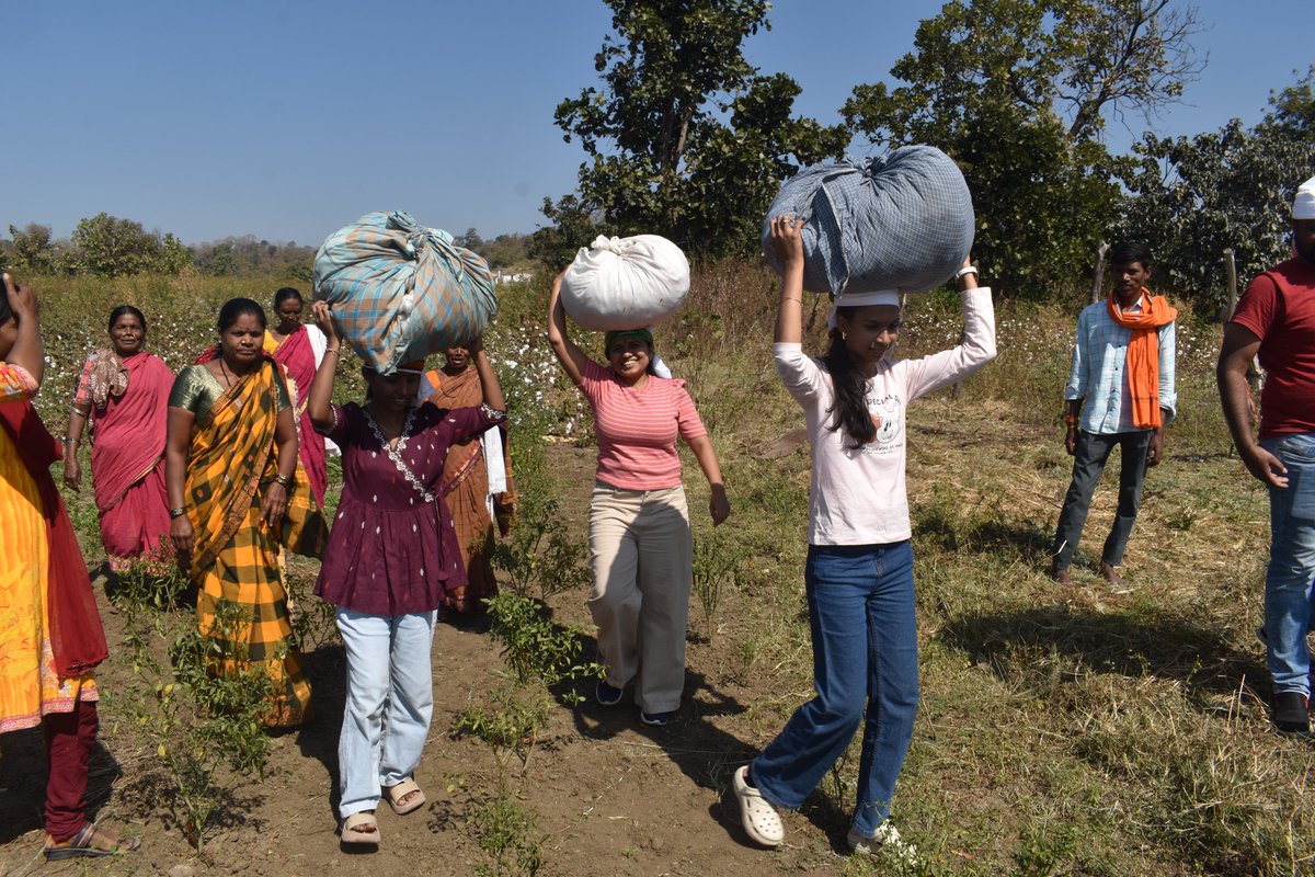 PwC_IN's tweet image. Last month, 10+ PwCites from our offices in Hyderabad visited villages in the Kumuram Bheem Asifabad district for an impactful and humbling experience. Click to read: bit.ly/4tlWwK1 #PwCIF #EmpoweringFarmers #Volunteering