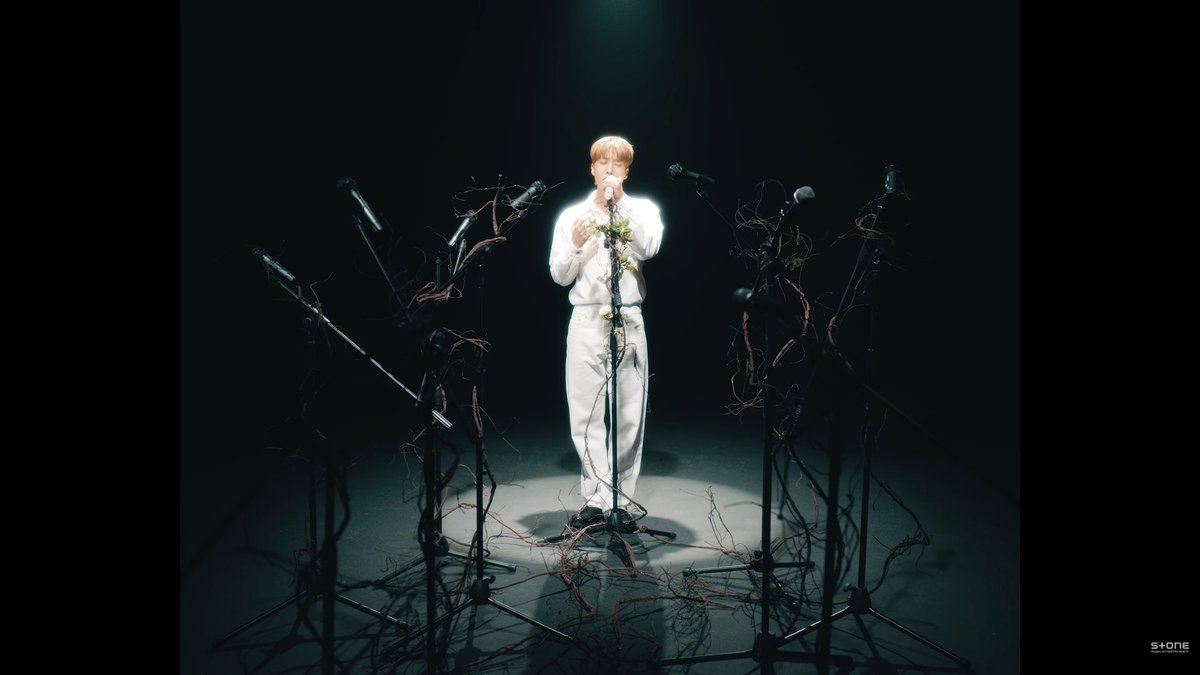 jangyoonism's tweet photo. MY TEAR BUTTON... 😭😭😭😭😭😭😭😭😭😭 the 9 empty chairs and 9 empty mics around daeyeol had me bawling my eyes ㅠㅠㅠㅠㅠㅠ I really love these details in the mv ㅠㅠ ❤️❤️❤️ missing my OT10 GOLCHA SO MUCH... 😭🫂

#대열이와_함께_걷는_별_나무
 #WHERE_DAE_STARS_GROW https://t.co/VoYWjDSgRV