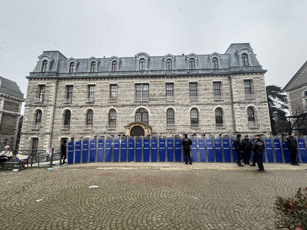 Burası Türkiye'de bir universite! Özgür ve eleştirel düşüncenin beşiği olup bilgi üretmesi gereken bir kurum baskıyla bu başarı getiren özelliklerinden uzaklastiriliyor. Türkiye'nin geleceği karartiliyor #BogaziciYonetilemiyor