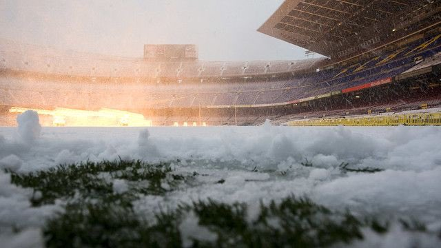 BarcaUniversal's tweet photo. 🚨 DID YOU KNOW: In March 2010, a rare snow storm occurred in Barcelona, turning the Camp Nou white for the first time! ❅⛄️ https://t.co/mBbvZN2fAk