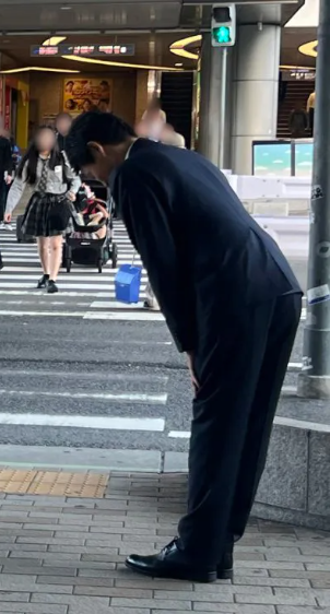 Hanapan8723's tweet photo. 私、「斎藤元彦」と「高市早苗」って、すごく選挙戦略が似ていると思うんです。

・自分からは他者を批判をしない
・被害者ムーブ
・答えない
・逃げる

でも政策や問題点は山のようにあるので、当然気づいている人たちは批判する。

そうすると、そういうことに興味がない人には

「なんかイジメられててかわいそう…」
「あんなに謙虚なのに」
「真面目に頑張ってるじゃんのにヒドイ」

となって、批判する方が「悪」になる。

批判も、問題の詳細を押さえたような「長い文章」の批判は読まれない。
政策とかには興味ないから。

そしてショート動画でストーリーがガンガン作られ

「サナちゃん、かわいそう」
「サナちゃん、がんばれ」

になってしまう…。

見えている景色があまりにも違う。

正直、ネトウヨの方がよっぽどニュース見てんじゃないか？と思うもの。

どうしたらいいんだか…。

ちなみに、逃げるのと嘘つくのは「小池百合子」とそっくり。
ただし、個人技では小池百合子の方が数段上手。