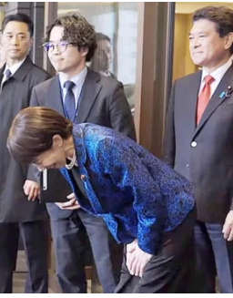 Hanapan8723's tweet photo. 私、「斎藤元彦」と「高市早苗」って、すごく選挙戦略が似ていると思うんです。

・自分からは他者を批判をしない
・被害者ムーブ
・答えない
・逃げる

でも政策や問題点は山のようにあるので、当然気づいている人たちは批判する。

そうすると、そういうことに興味がない人には

「なんかイジメられててかわいそう…」
「あんなに謙虚なのに」
「真面目に頑張ってるじゃんのにヒドイ」

となって、批判する方が「悪」になる。

批判も、問題の詳細を押さえたような「長い文章」の批判は読まれない。
政策とかには興味ないから。

そしてショート動画でストーリーがガンガン作られ

「サナちゃん、かわいそう」
「サナちゃん、がんばれ」

になってしまう…。

見えている景色があまりにも違う。

正直、ネトウヨの方がよっぽどニュース見てんじゃないか？と思うもの。

どうしたらいいんだか…。

ちなみに、逃げるのと嘘つくのは「小池百合子」とそっくり。
ただし、個人技では小池百合子の方が数段上手。