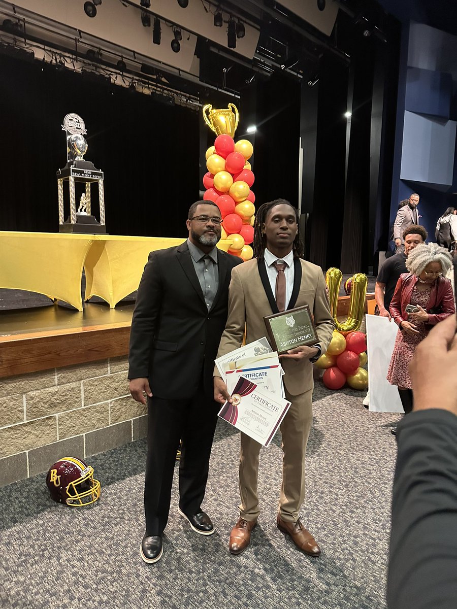 leonstelly29's tweet photo. Tonight was a great night at the awards banquet for me and my brothers that I went to war went this season here’s a few pics @CoachDre88 https://t.co/AW8YzFMatH