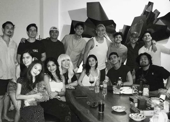 oh diba as misis talaga ang atake ni belle, feeling ko tuloy siya ang may birthday at ang may-ari ng bahay haha

BE LIKE BELLE
DONNY PRIME ERA
#DonBelle