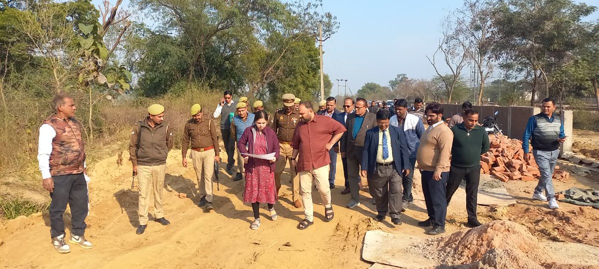 ग्राम बिगास में ग्रामीणों द्वारा उठाई गई विभिन्न समस्याओं को लेकर मौके पर पहुँचकर स्थलीय निरीक्षण किया गया। साथ ही उपस्थित ग्रामीणों से संवाद कर उनकी समस्याओं एवं सुझावों को भी सुना गया तथा संबंधित अधिकारियों को आवश्यक निर्देश दिए गए I <a href="/CMOfficeUP/">CM Office, GoUP</a> <a href="/ChiefSecyUP/">S.P. Goyal, Chief Secretary, GoUP</a> <a href="/CommissionerMe3/">Commissioner Meerut</a>