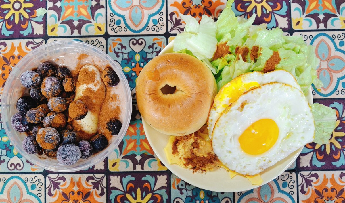 바나나 오나오에 내가 직접 만든 통밀 베이글 먹었는데 진짜 클린식이 아닐수가 없음
문제는 800칼로리나 되는데 배가 안불러ㅋㅋㅋ고기가 없는 탓
차라리 짬뽕밥이 더 배부르겠네...ㅠ