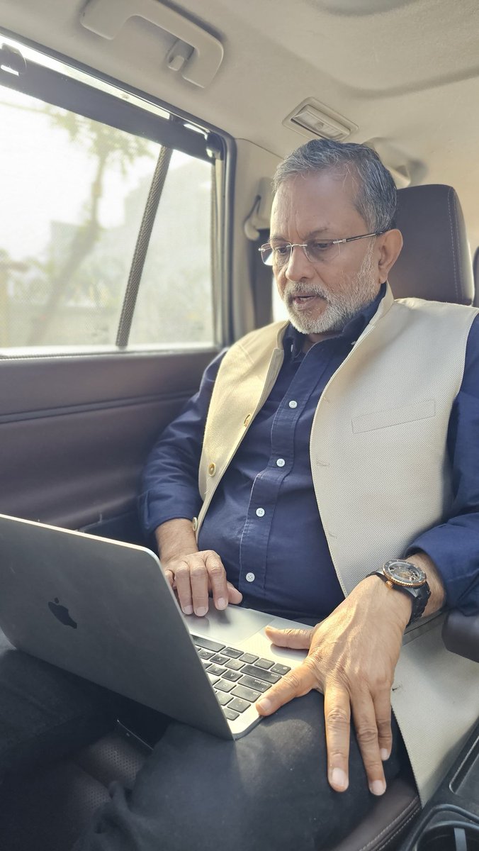 आज फिर किसी कहानी की तलाश में निकला हूं ...किसी पीड़ित की पीड़ा समझने निकला हूं . 
ऐसा लग रहा है , जैसे पैर में पहिया लग गया हो .ठहरने की बजाय भागते रहना चाहता हूं , जब तक भाग सकता हूं .
 घर से वीडियो करने की बजाय मुझे फील्ड में जाने की बेचैनी होती है . उम्र की ढलान है . साठ का
