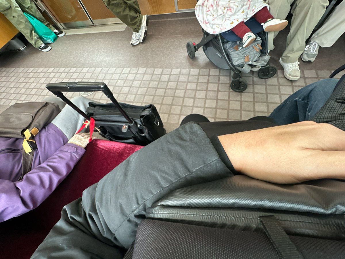 dbdgame_st's tweet photo. 阪急京都線
初体験を報告

優先座席が空いていたので
座っていたら
途中から乗って来たお婆さんに、
優先席から退け。と注意されました。

その後、
その人が夜行バスで有名な迷惑行為の
相席ブロックならぬ優先席ブロックしてて、
老害という言葉を知りました

現場からは以上です。
#老害
#阪急電鉄 https://t.co/lvevWDdEJb
