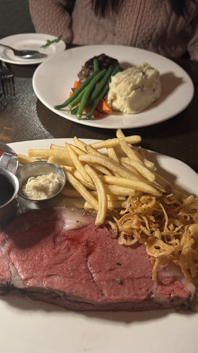 레스토랑 웨이터가 너무 잘생겨서 진짜 잘생겼다 이상형이다라고 한국말로 대놓고 남발했는데 결제할때 웨이터가 본인 여친 고향이 강원도라고 저희한테 한국 어디서 왔냐고 물어보심 그리고 실수로 짐 두고 와서 다시 돌아갔는데 그 웨이터분이 잠깐만요!! 라고 말하면서 멈춰세움..ㅅㅂㅠㅠ